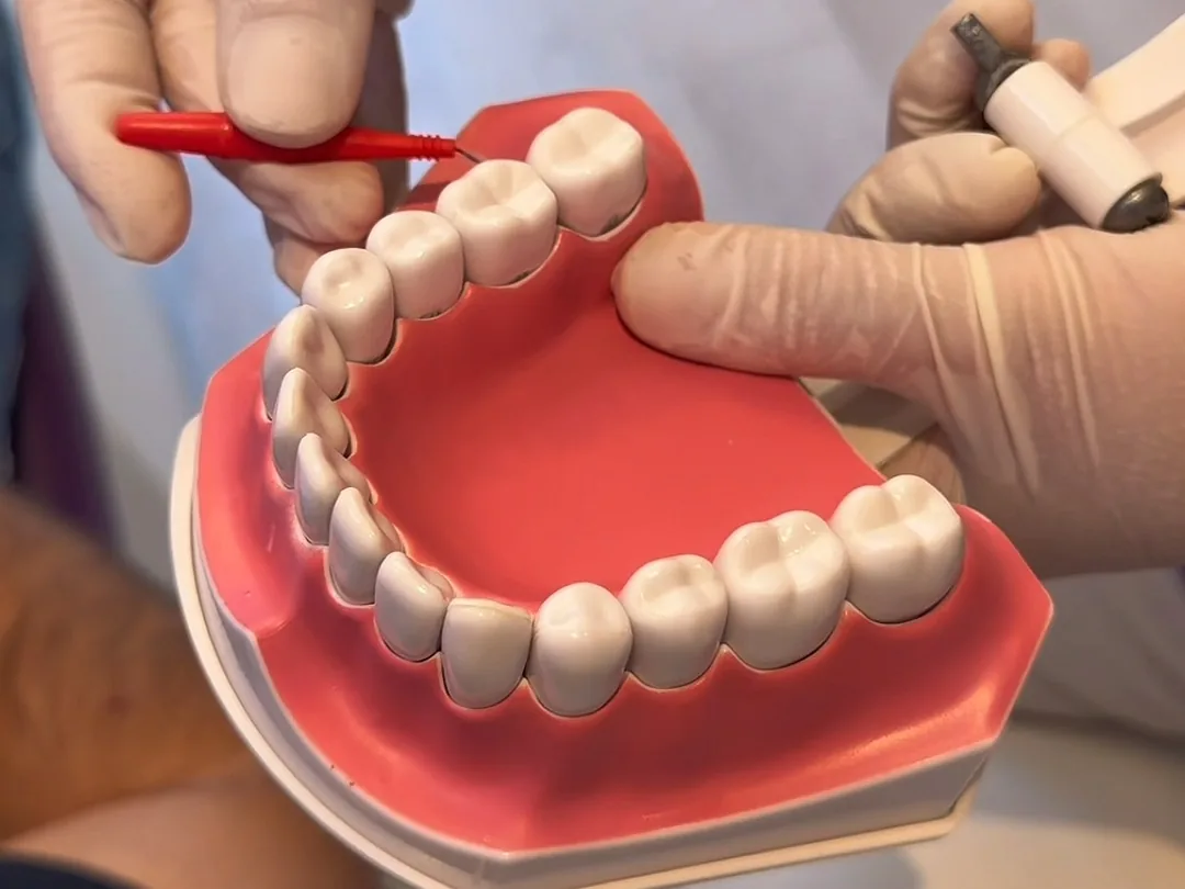 Dentálhigiénikus fogmosási tanácsot ad