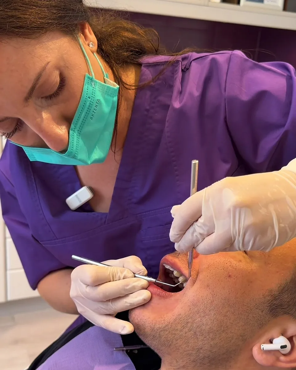 Dentálhigiénikus kollégánk munka közben